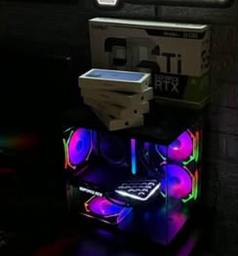 PC gamer com fans RGB acesos e caixas de placa de vídeo empilhadas em cima