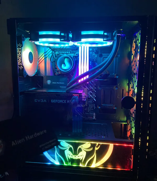 PC gamer com water cooler, memórias RGB e painel iluminado com o alien da loja