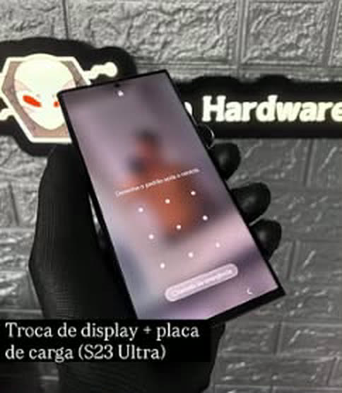 Galaxy S23 Ultra ligado depois da troca de display, segurado com luva