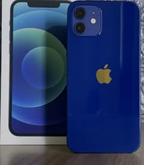 iPhone 12 azul em pé ao lado da caixa