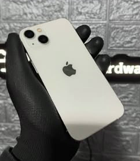 iPhone 13 branco segurado com luva preta