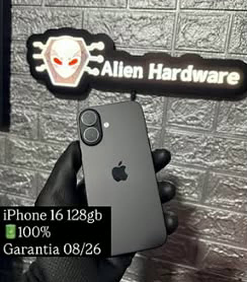 iPhone 16 preto segurado com luva preta em frente ao letreiro da loja