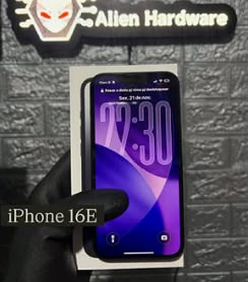 iPhone 16e com a tela acesa na frente da caixa
