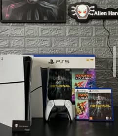 PlayStation 5 Slim com controle e jogos sobre a bancada da loja