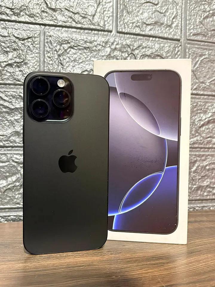 iPhone 16 Pro preto em pé ao lado da caixa, na bancada da loja